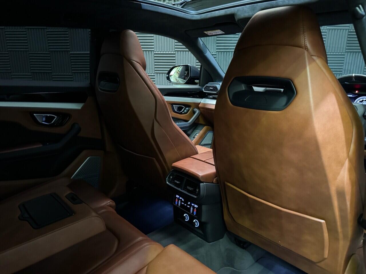 Lamborghini Urus view 12