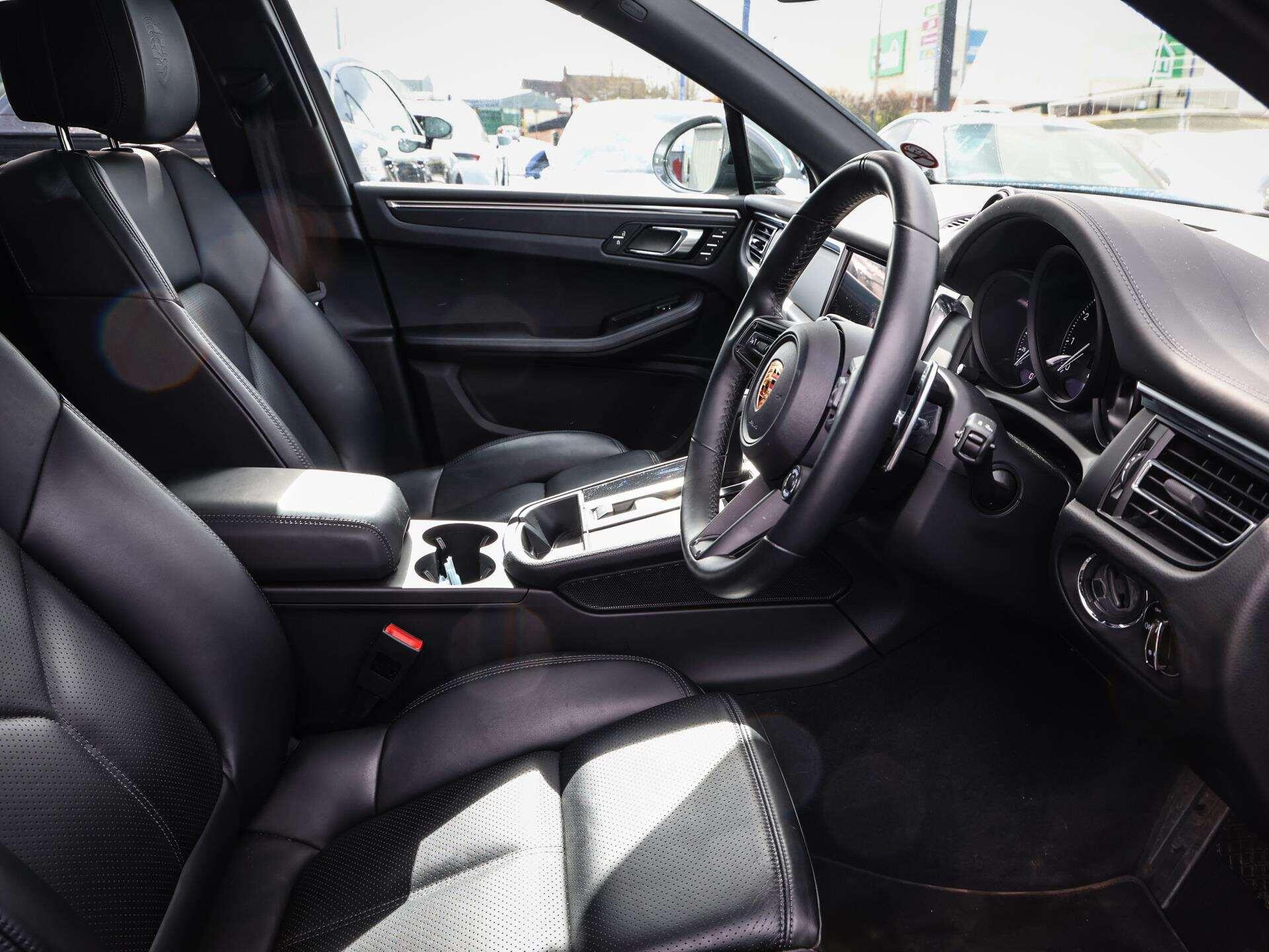 Porsche Macan view 13