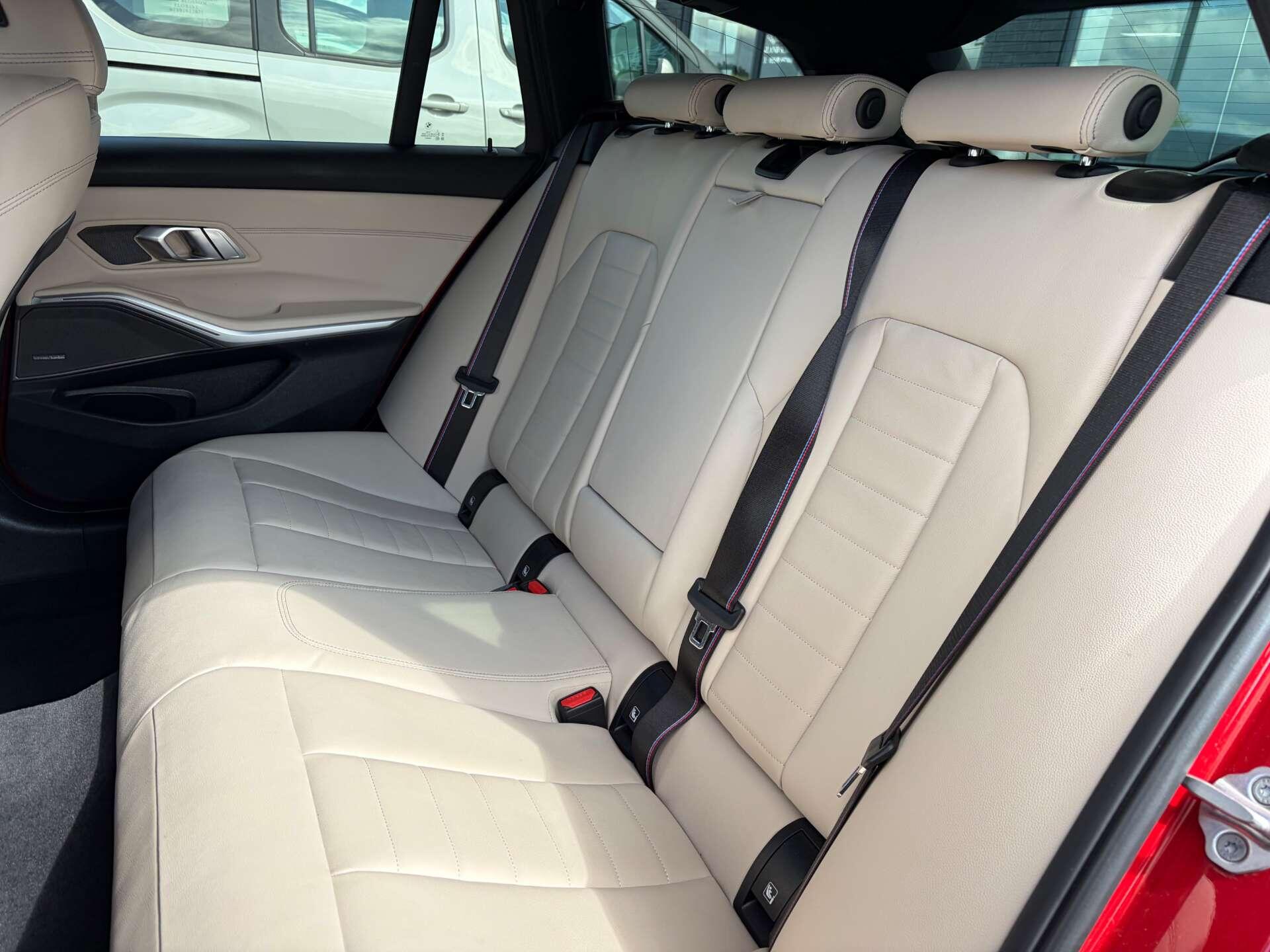BMW 3 Series view 18