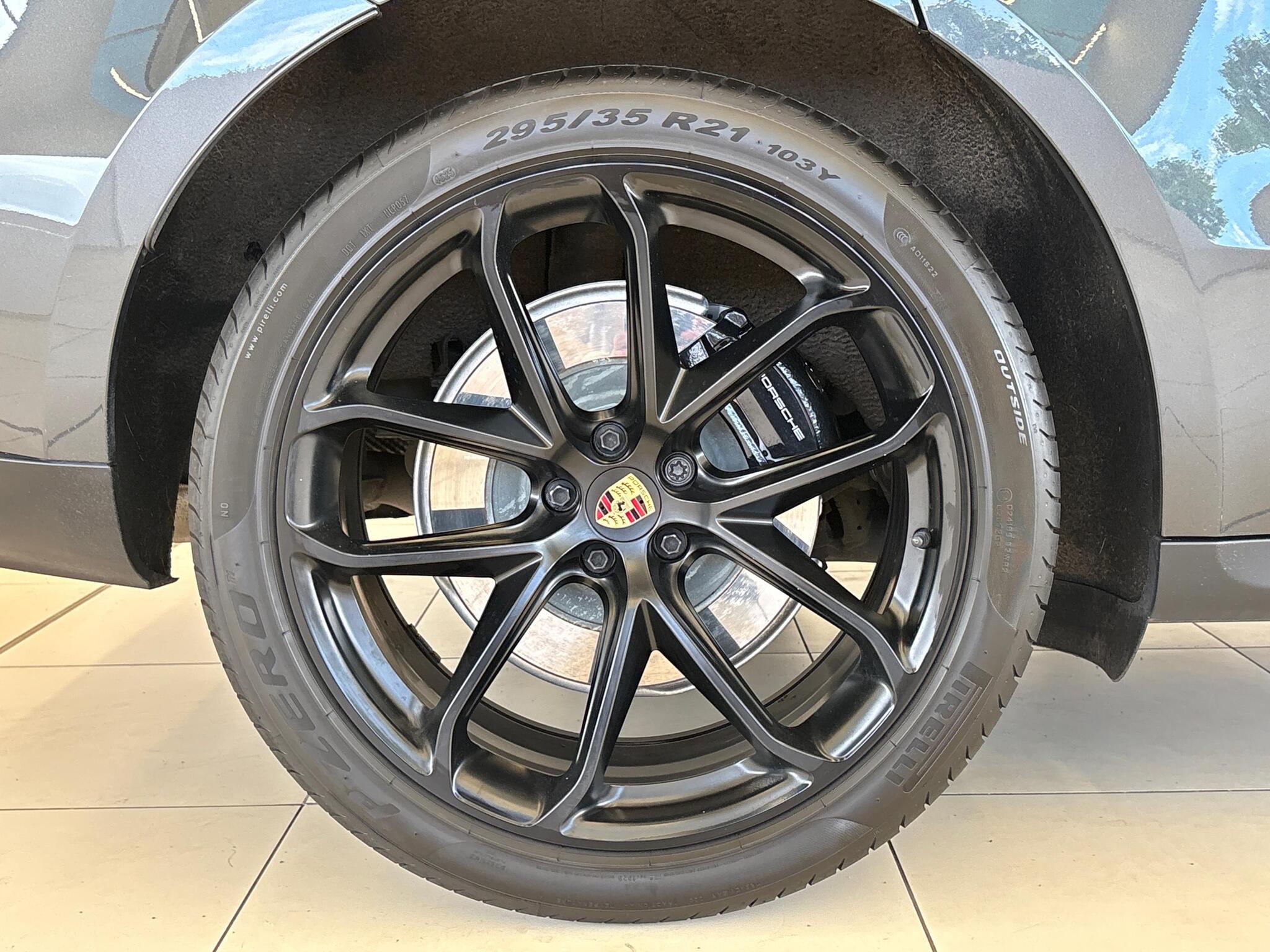Porsche Macan view 24