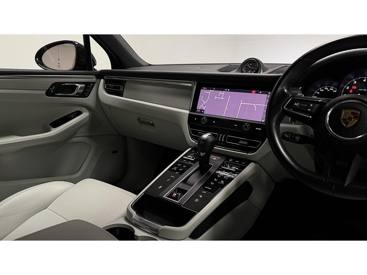 Porsche Macan view 21