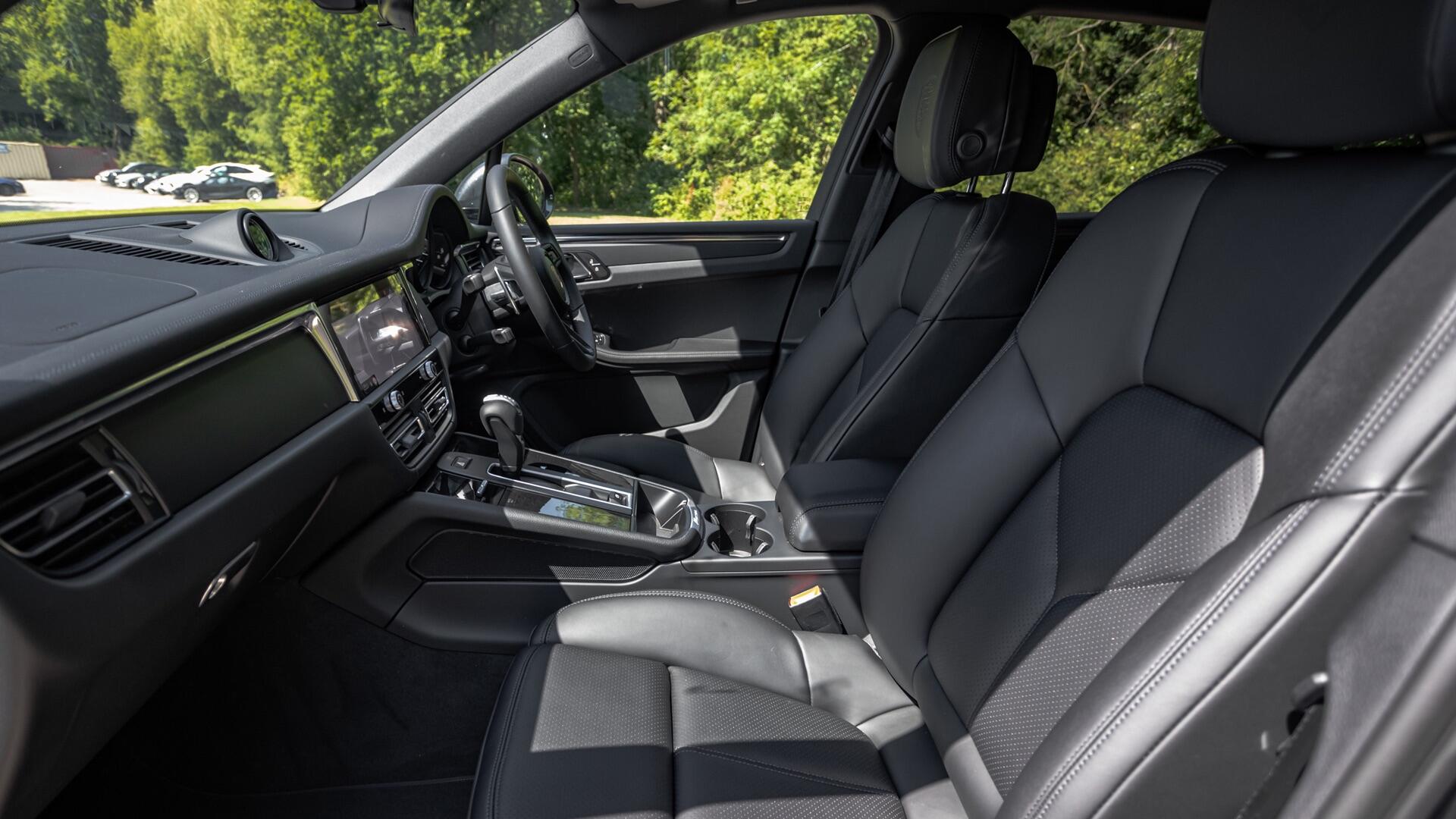 Porsche Macan view 23