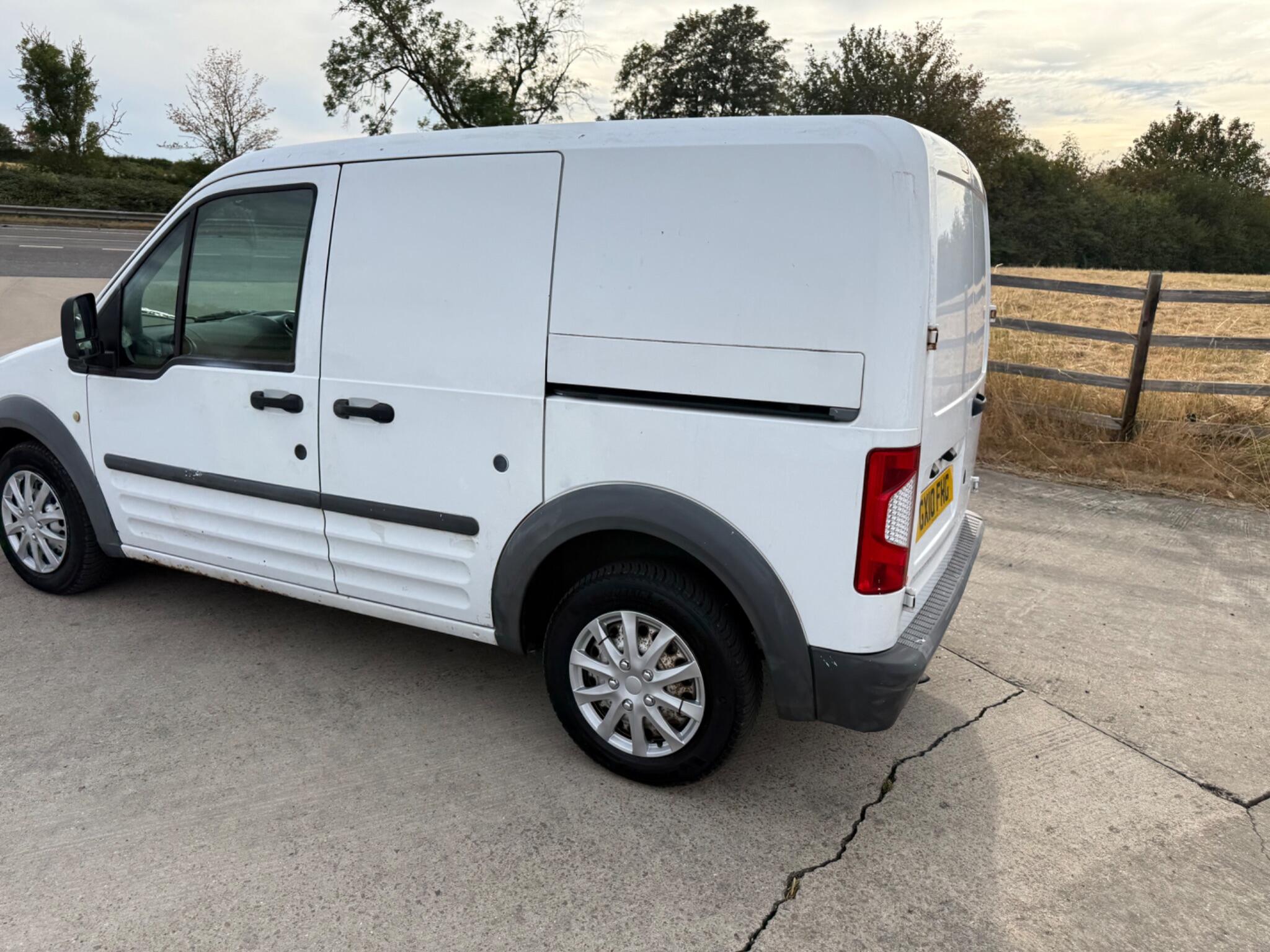 Ford Transit Connect 1.8 TDCi T200 L1 H1 4dr — photo 16 of 86