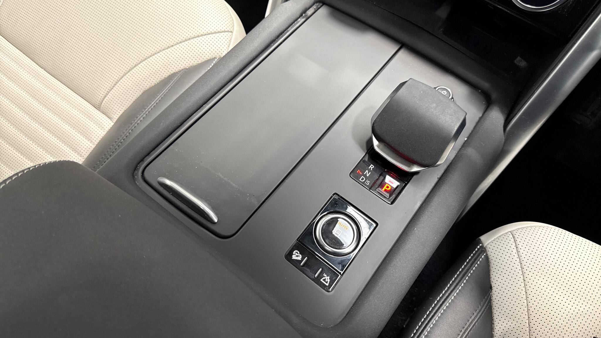 Land Rover Discovery view 13