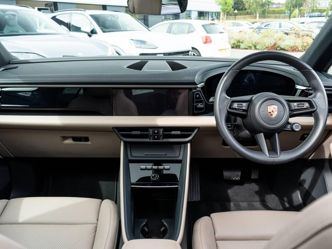 Porsche Macan view 27