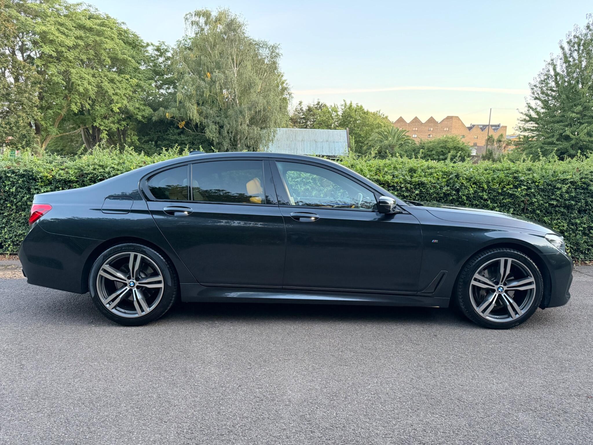 BMW 7 Series view 10