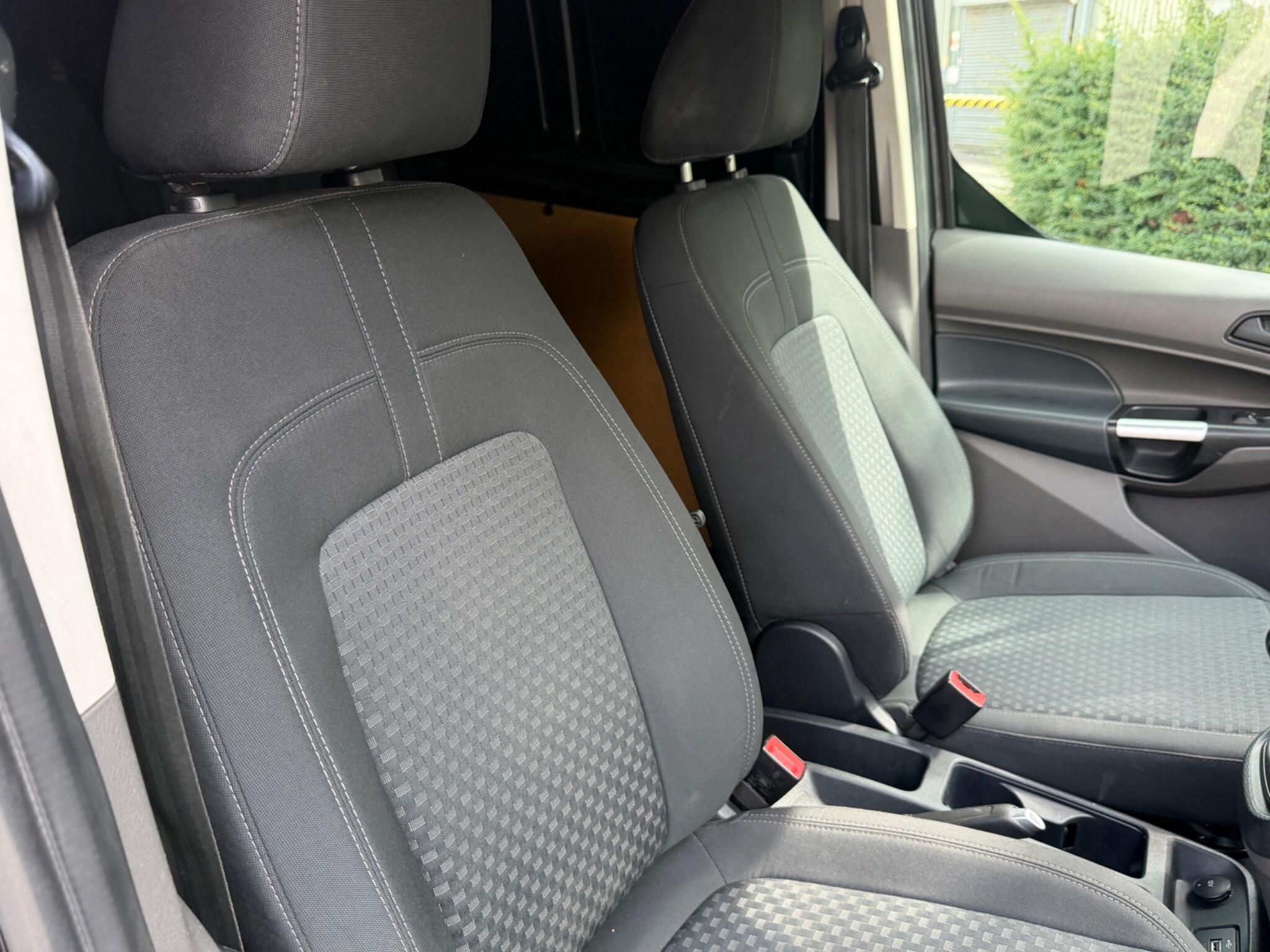 Ford Transit Connect view 8