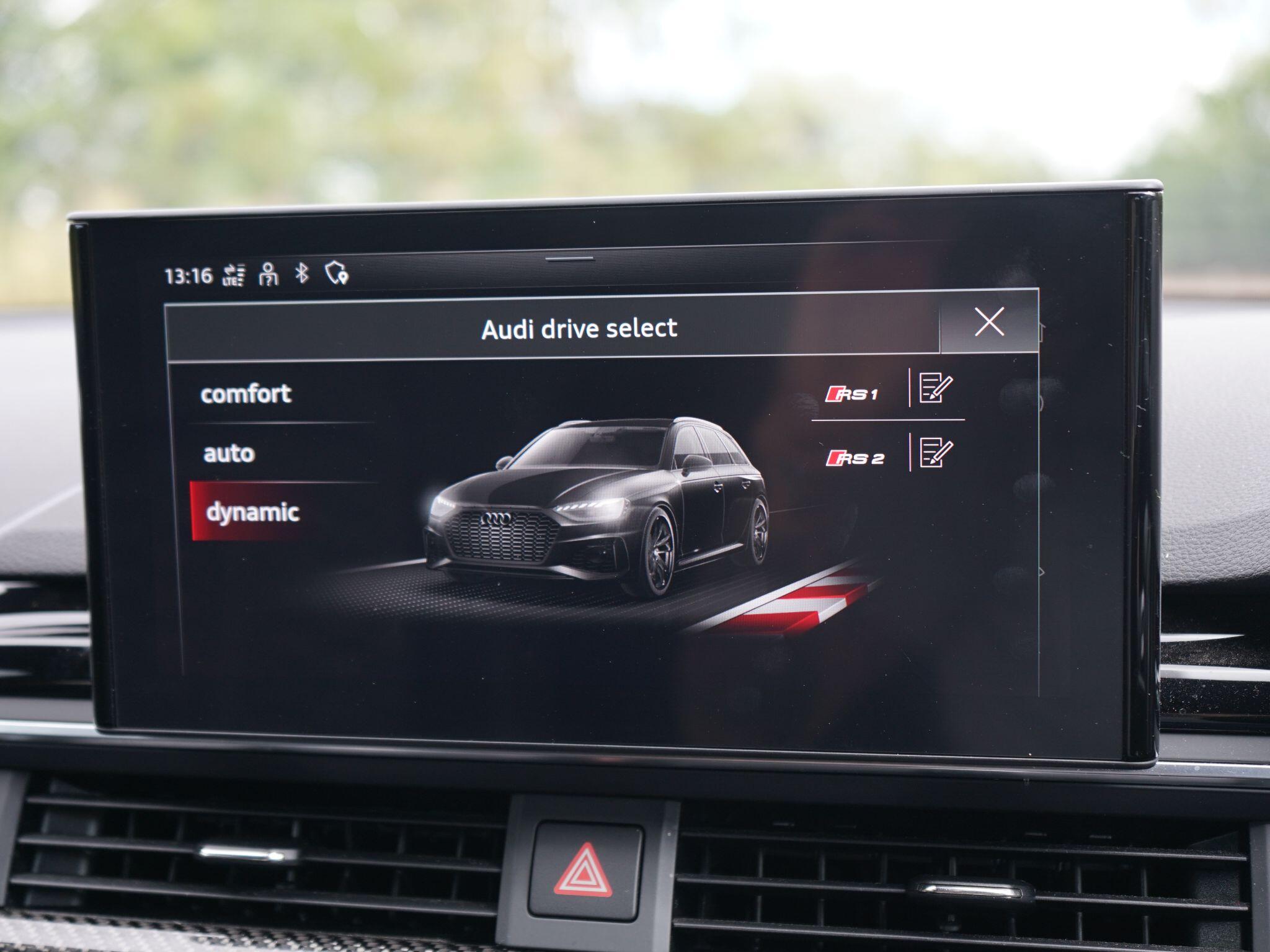 Audi RS4 Avant view 38