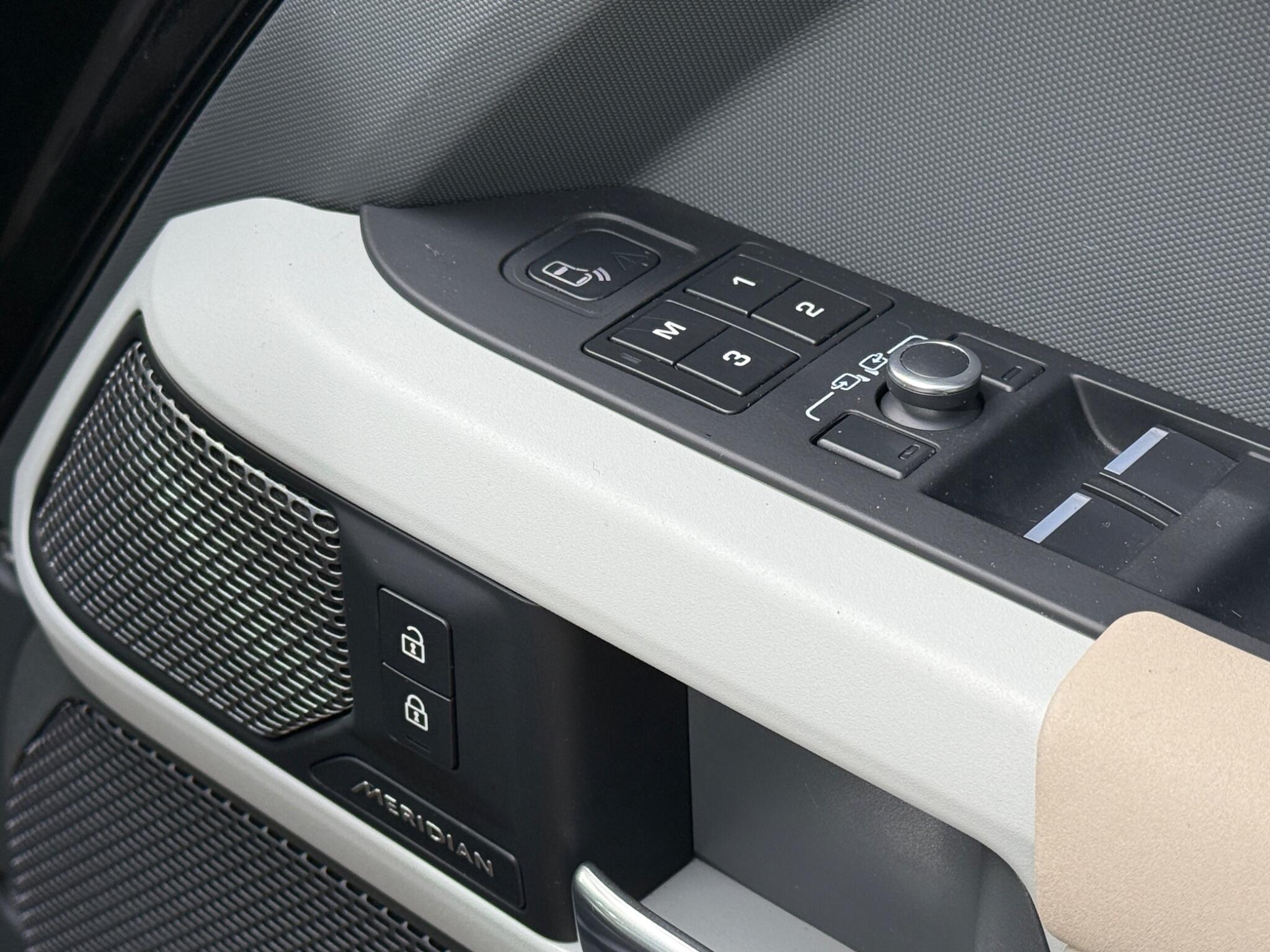 Land Rover Defender view 20