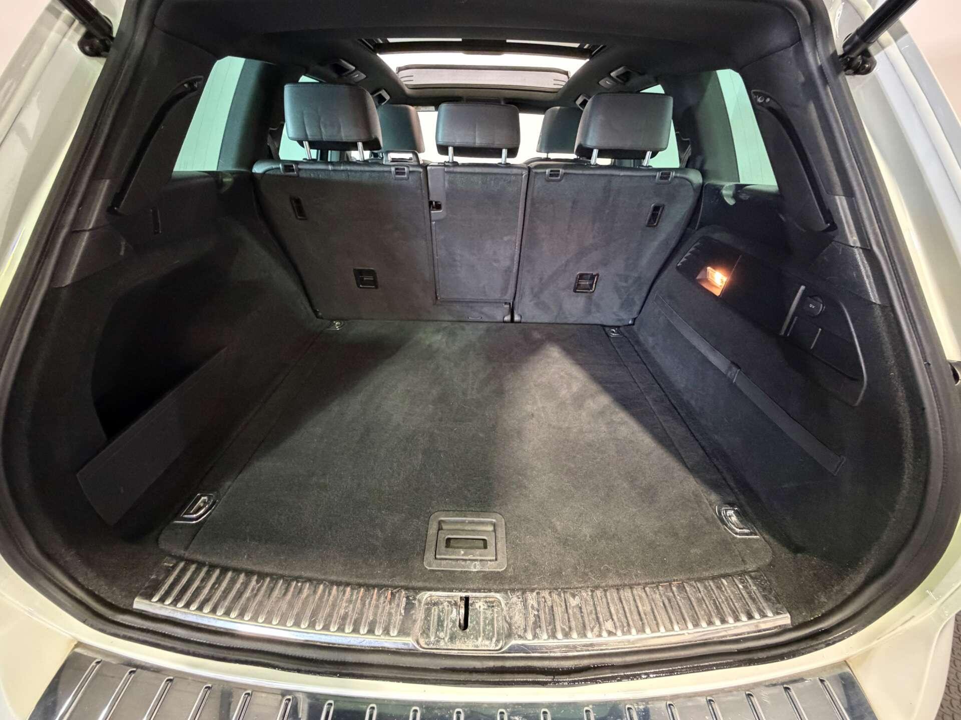 Volkswagen Touareg view 13