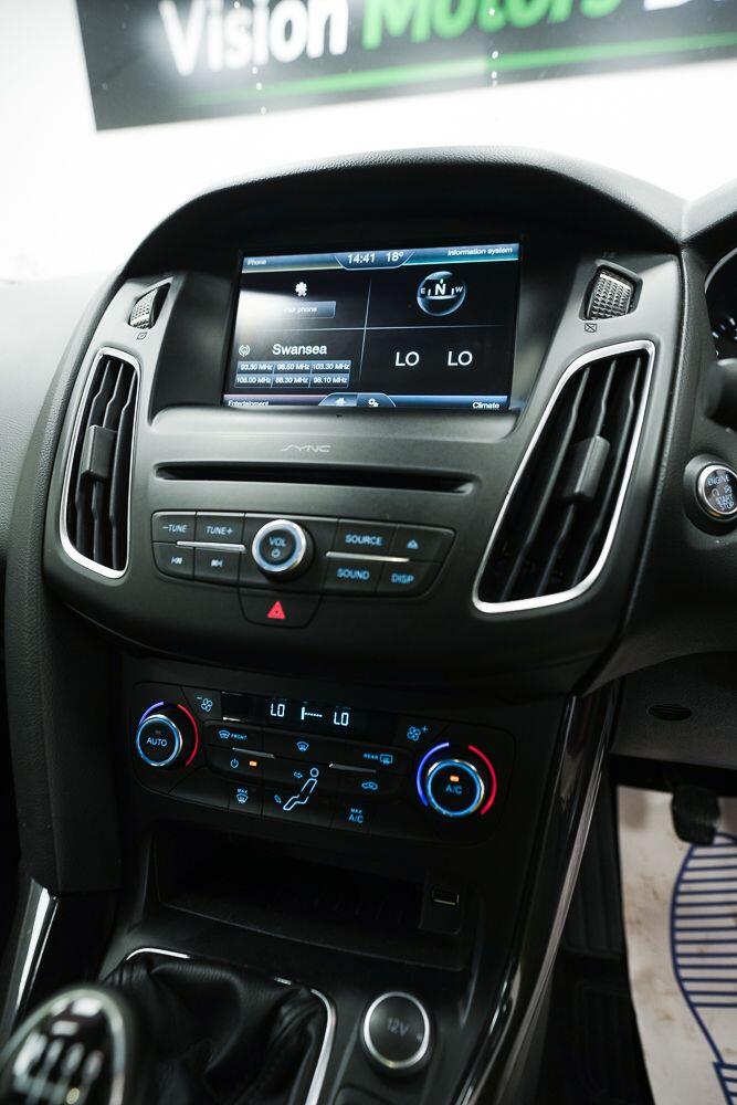 Ford Focus view 22