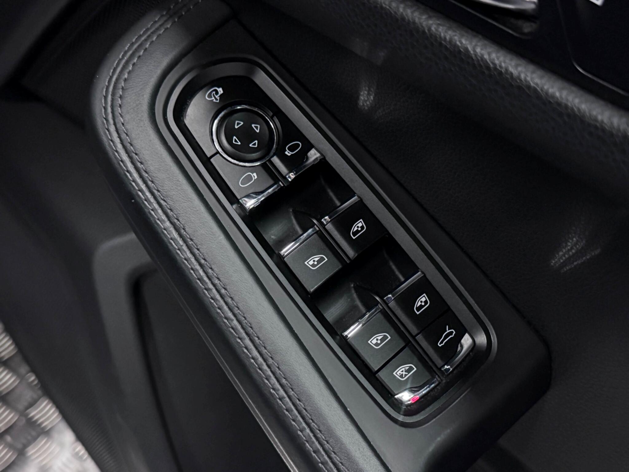 Porsche Macan view 23