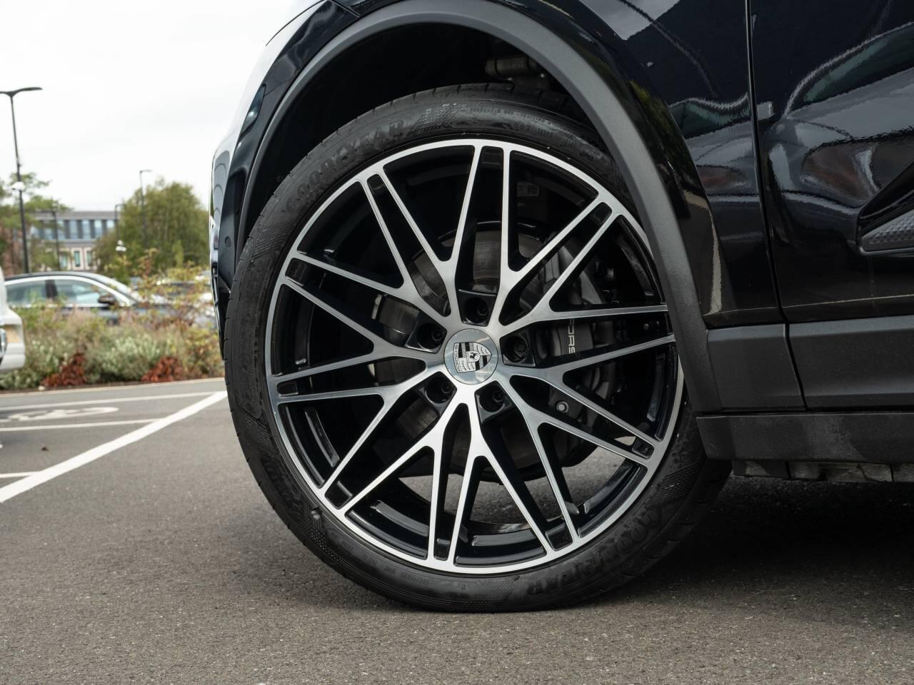 Porsche Macan view 16