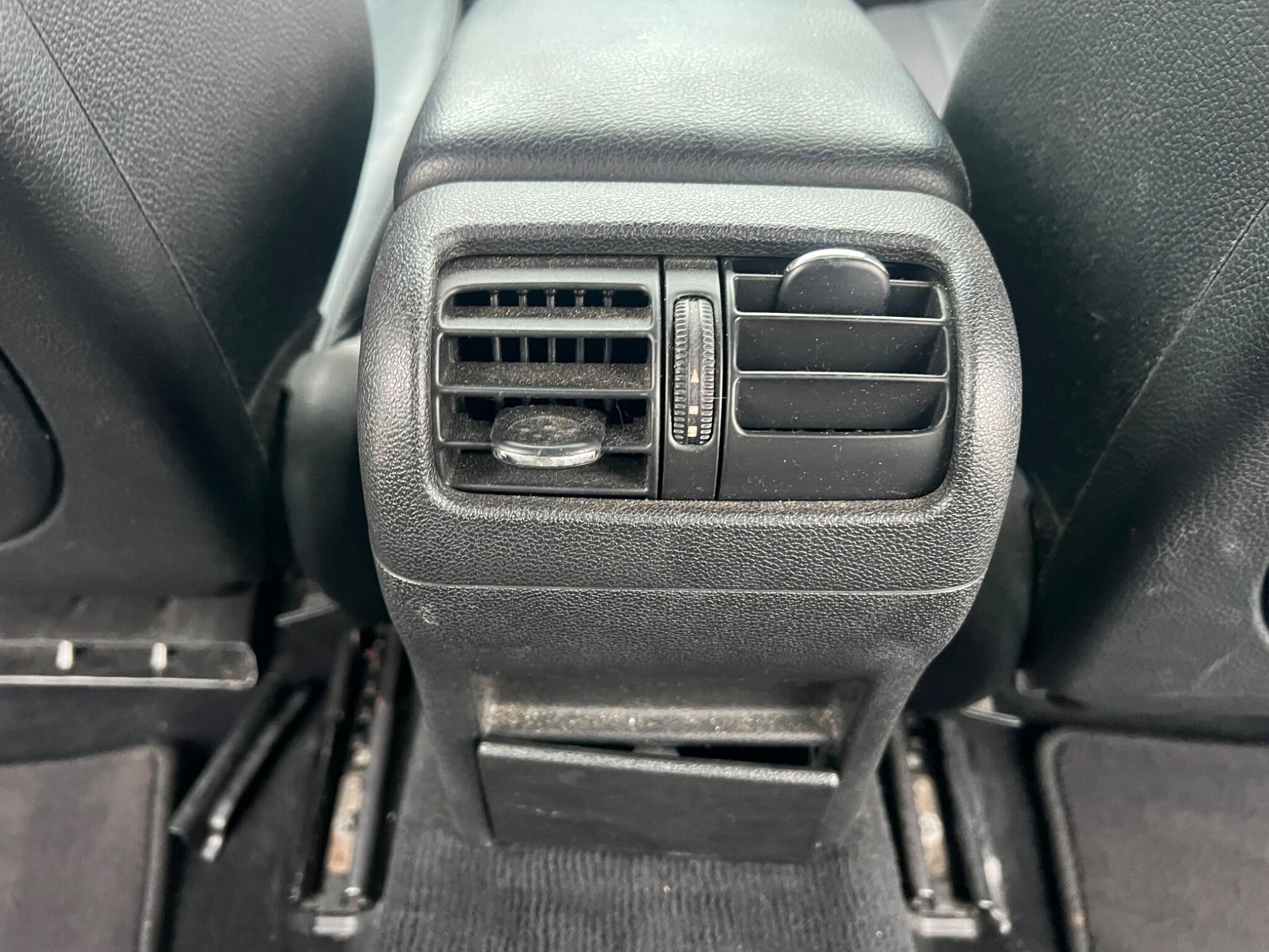 Mercedes-Benz C-Class view 29