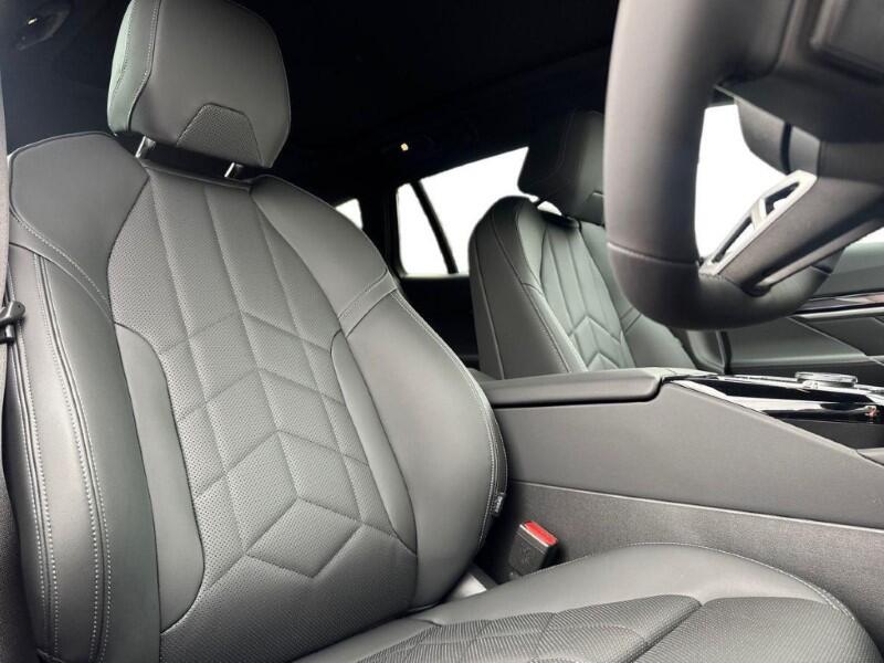 BMW 5 Series view 11
