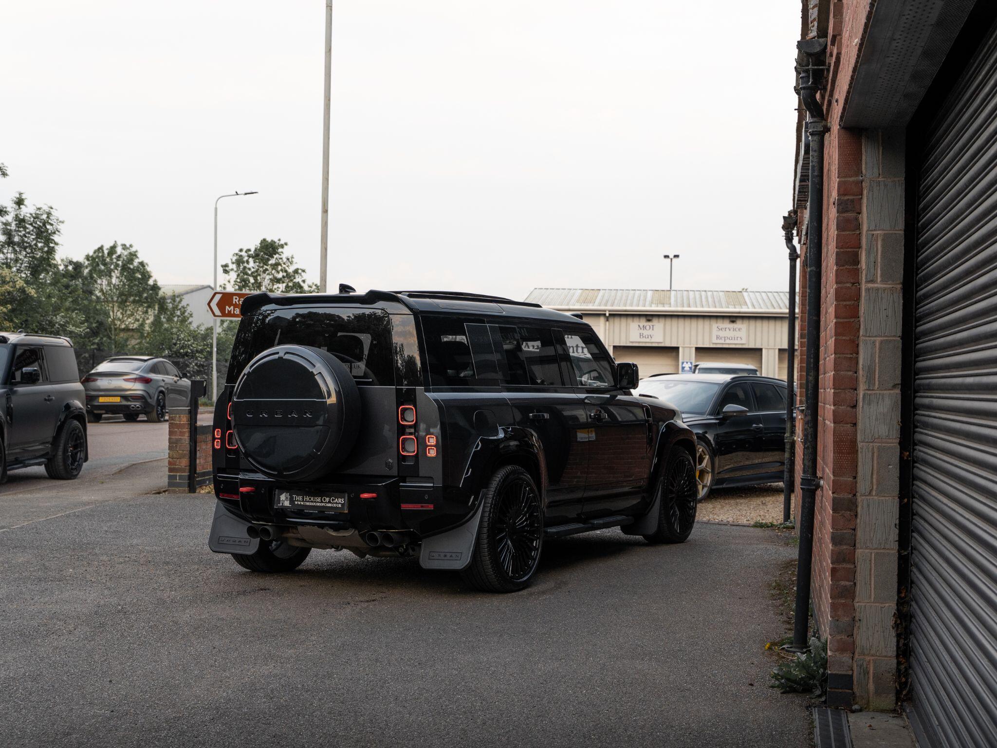 Land Rover Defender 110 view 17