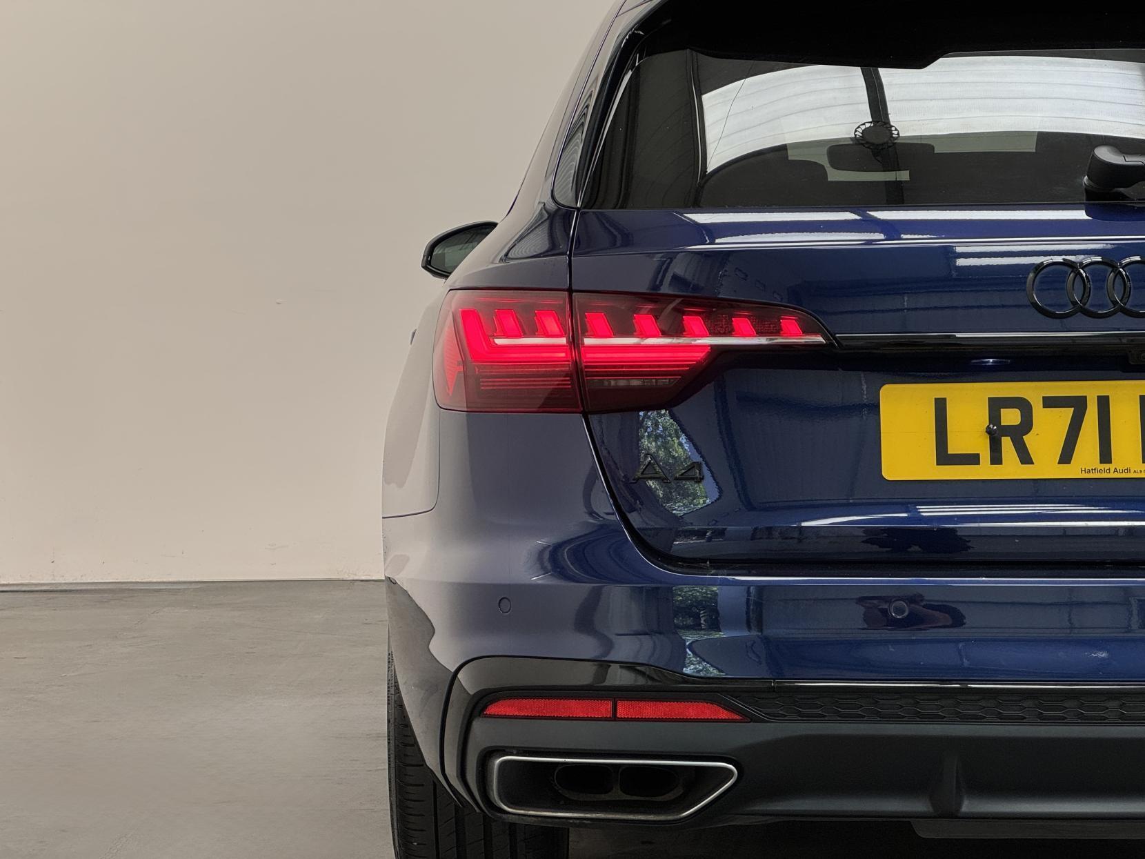 Audi A4 Avant view 10