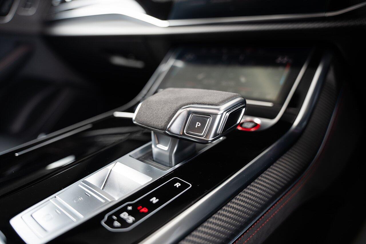 Audi RS Q8 view 36