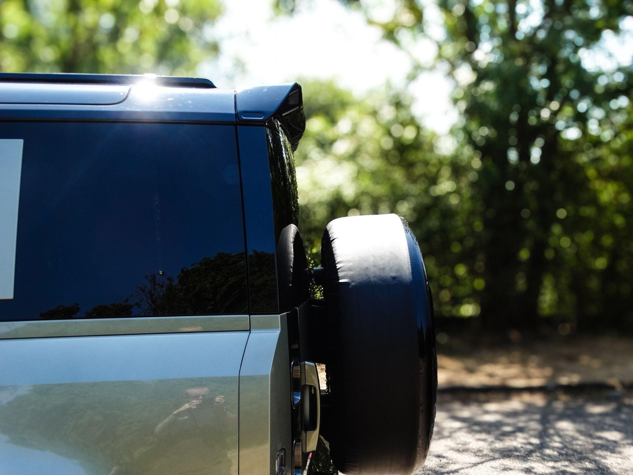 Land Rover Defender 110 view 43