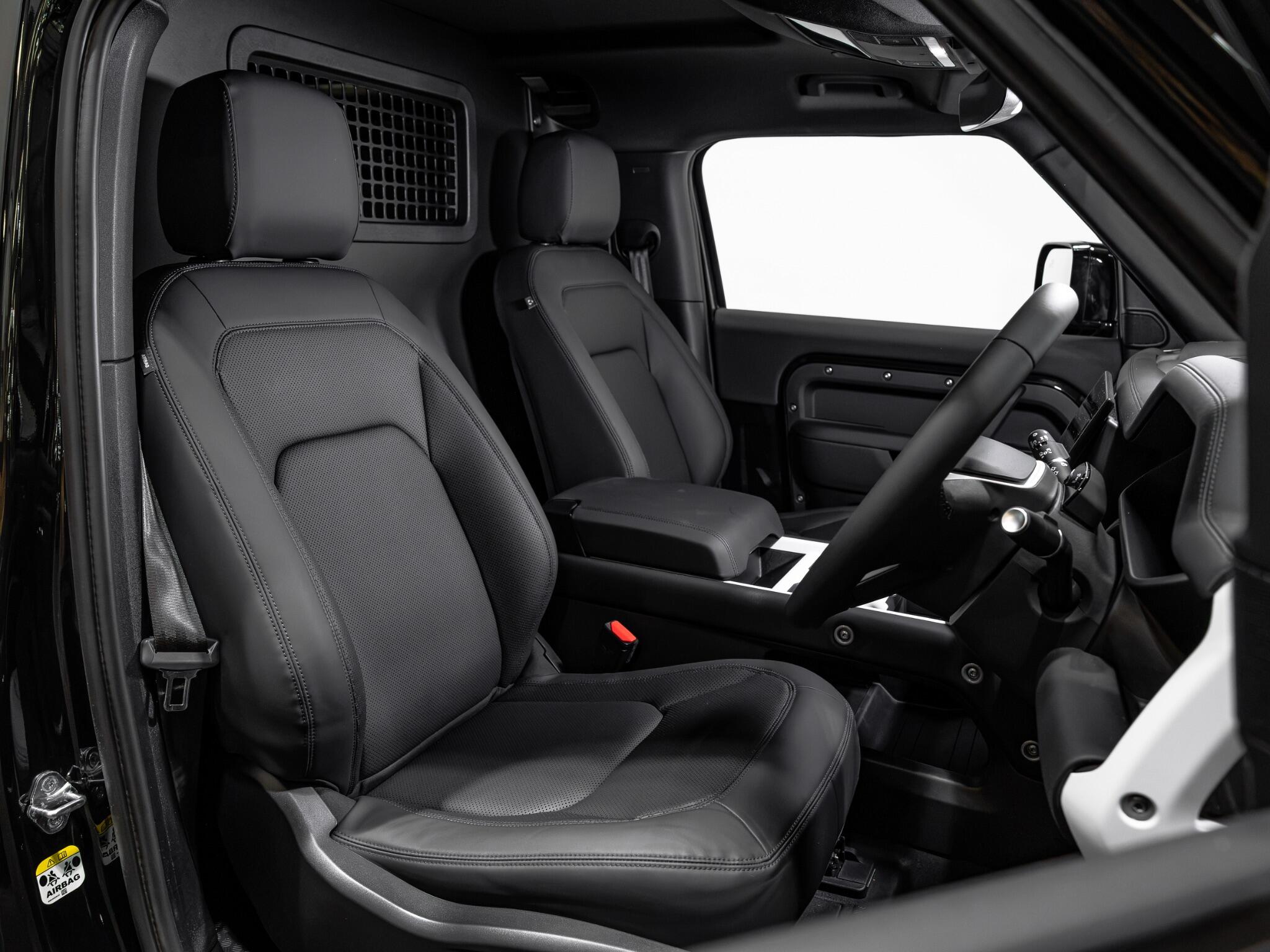 Land Rover Defender 90 view 2