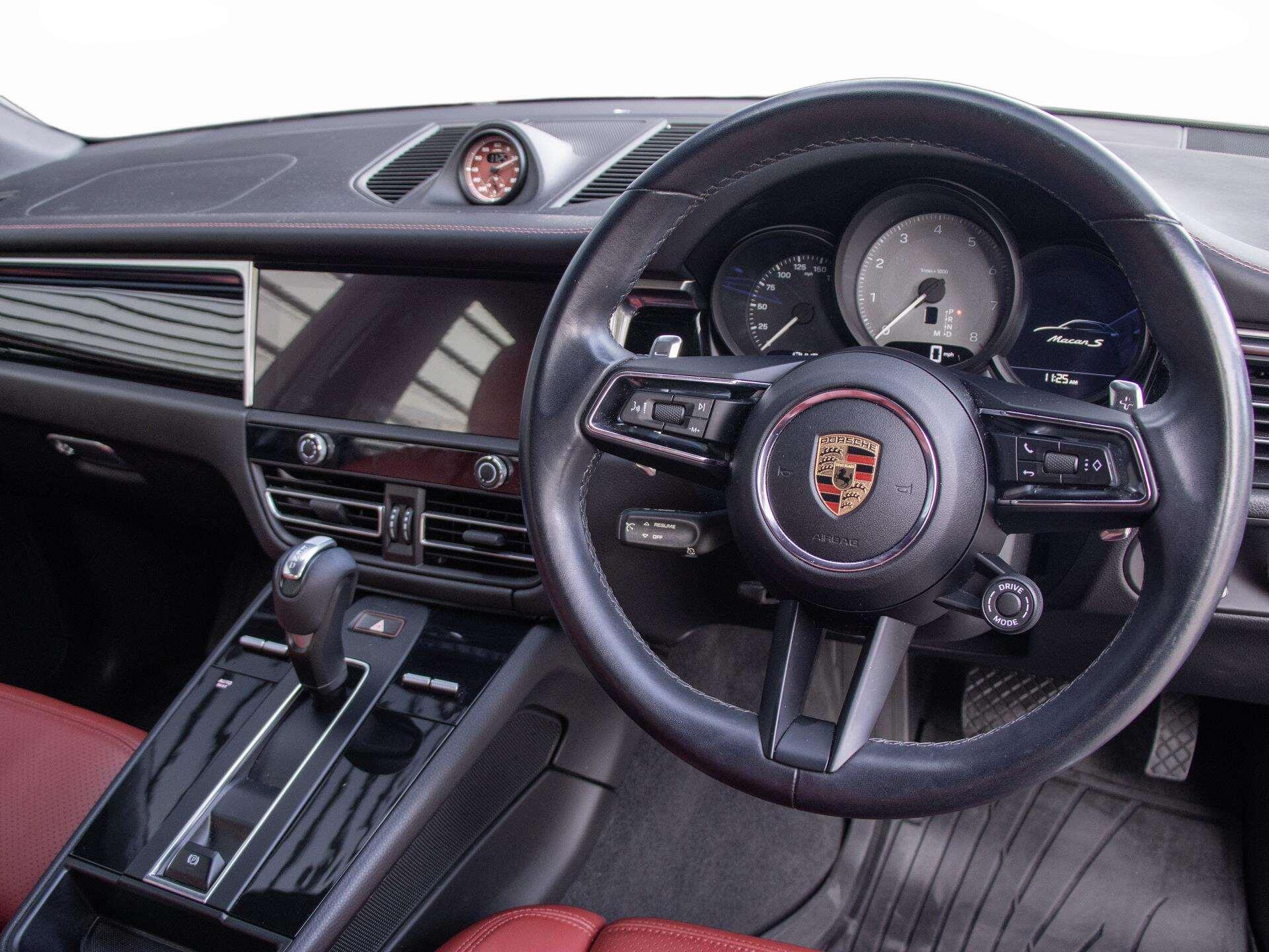 Porsche Macan view 14