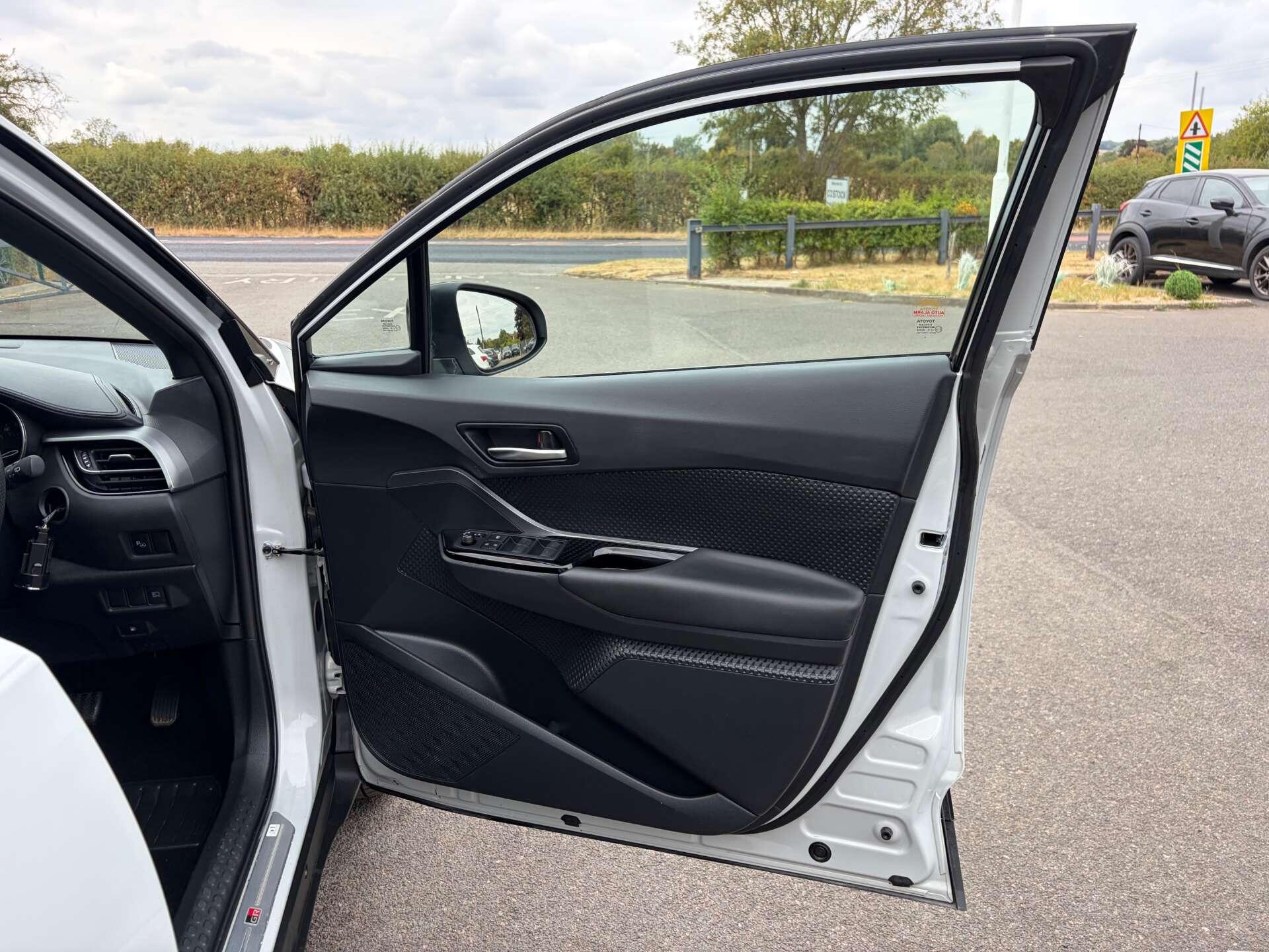 Toyota C-HR view 34