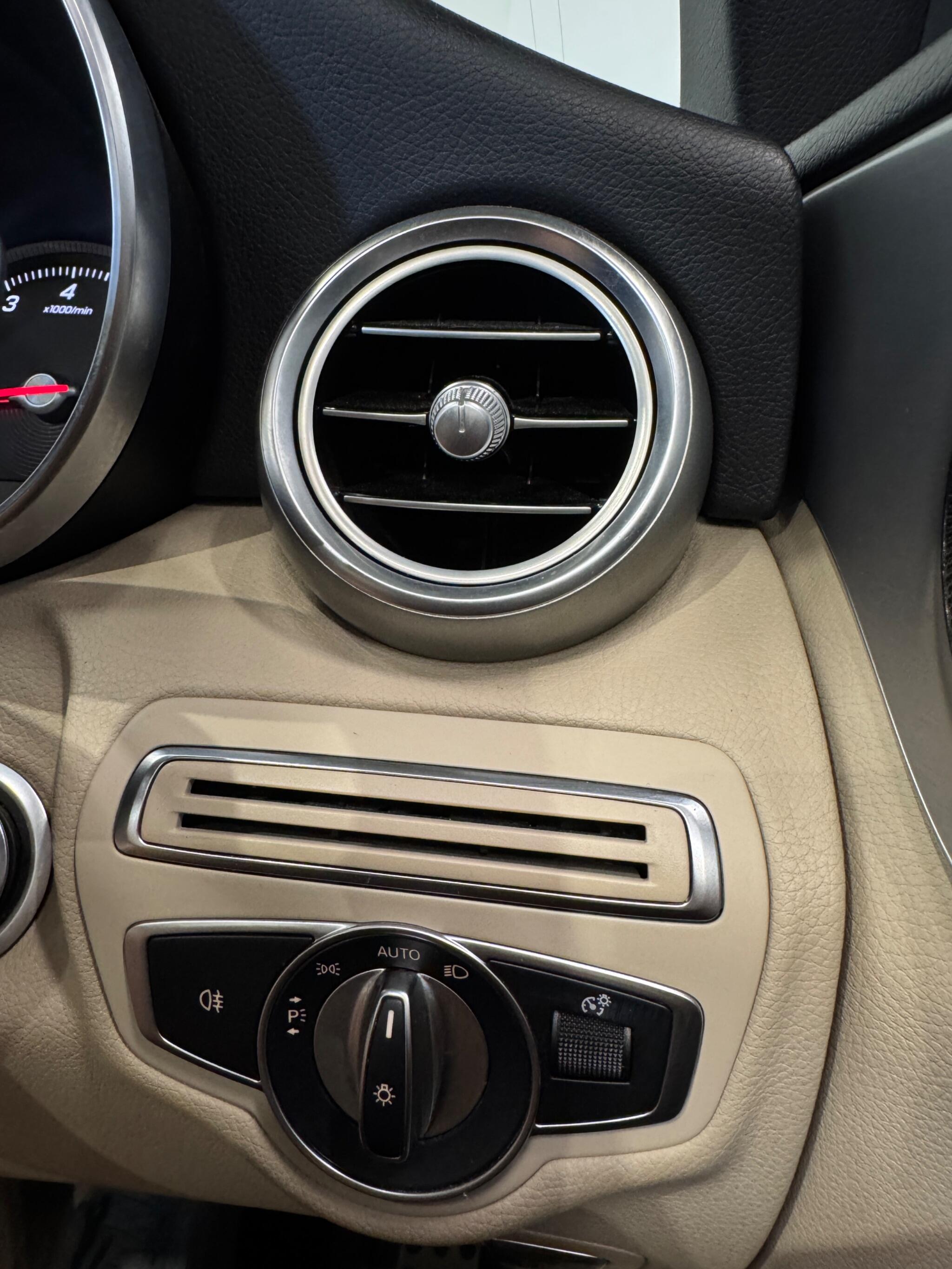 Mercedes-Benz C-Class view 28