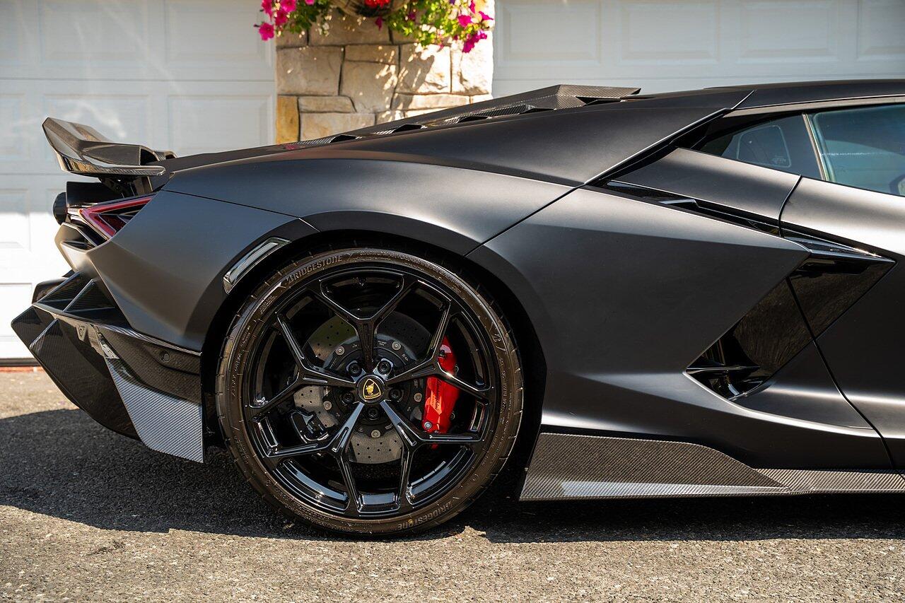 Lamborghini Revuelto view 7
