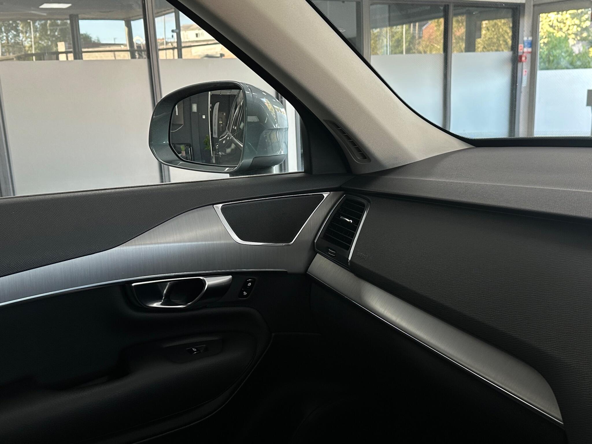 Volvo XC90 view 32