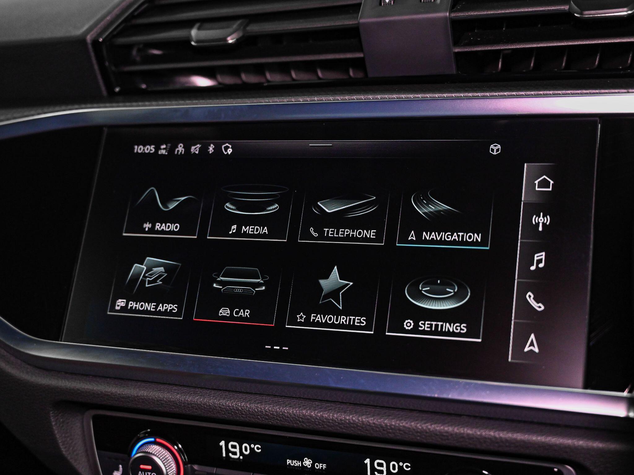 Audi Q3 view 14