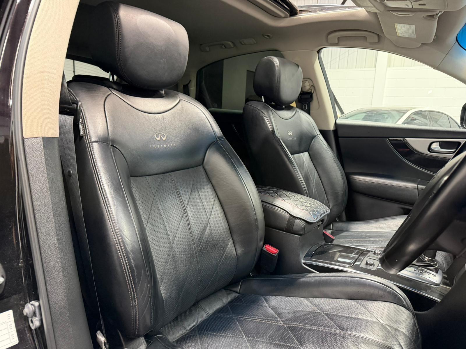 Infiniti QX70 view 15