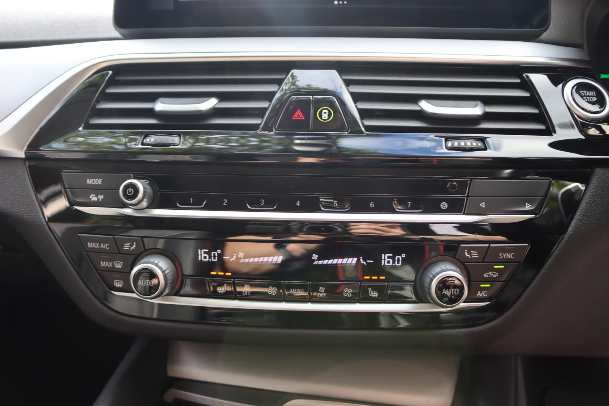 BMW 5 Series view 24