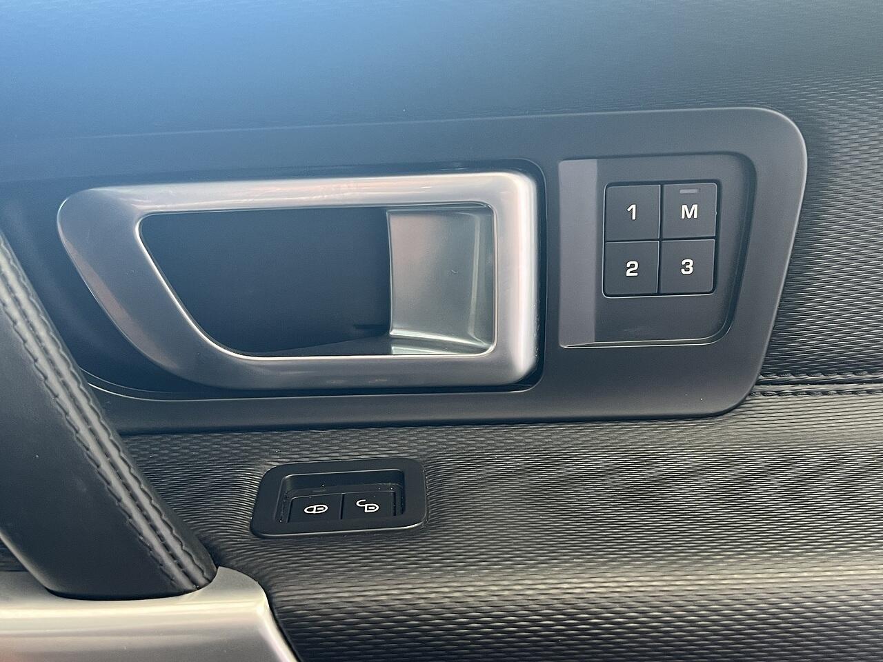 Land Rover Discovery Sport view 17