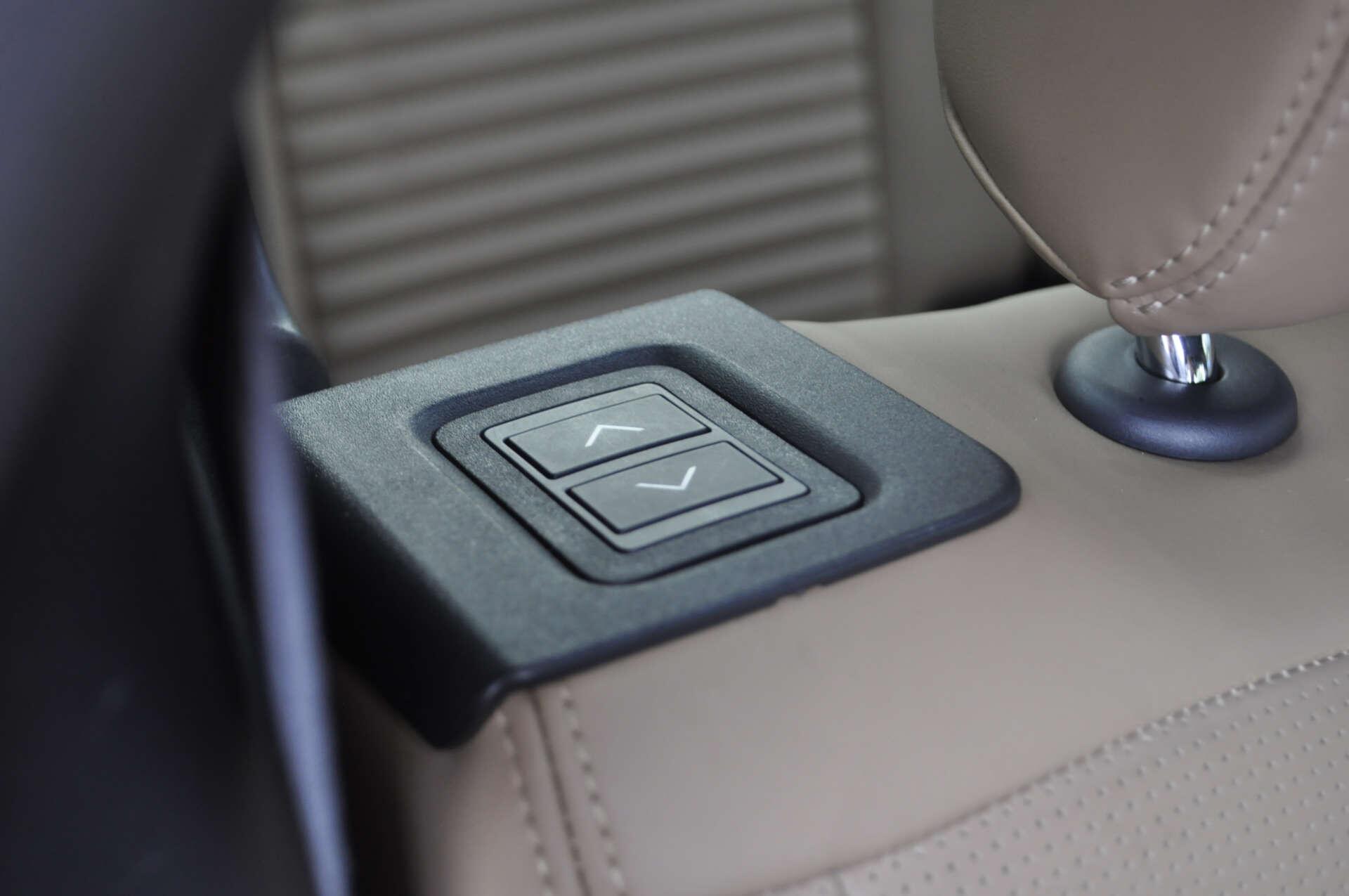 Land Rover Discovery view 12