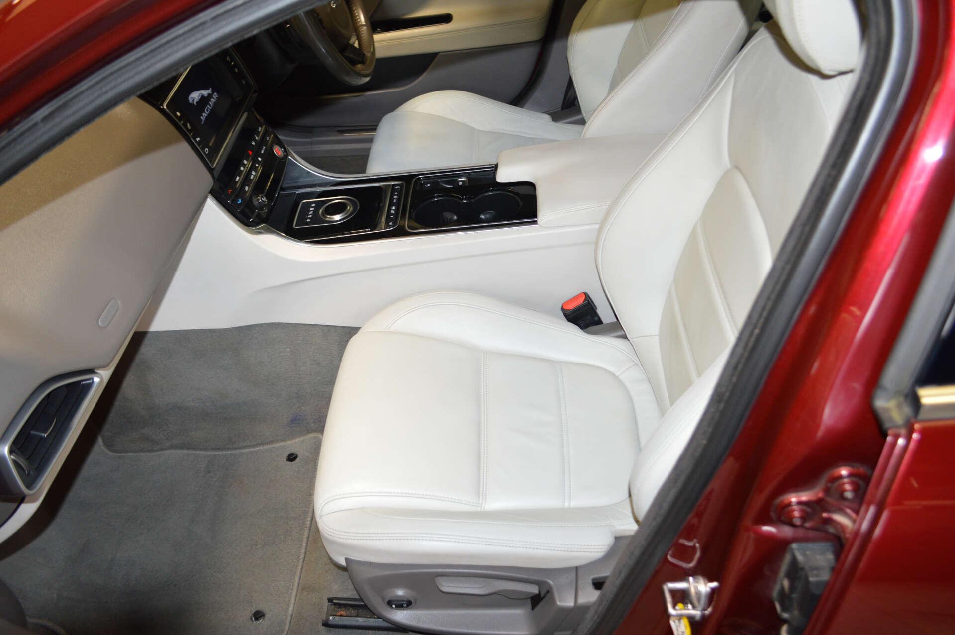 Jaguar Xe view 13