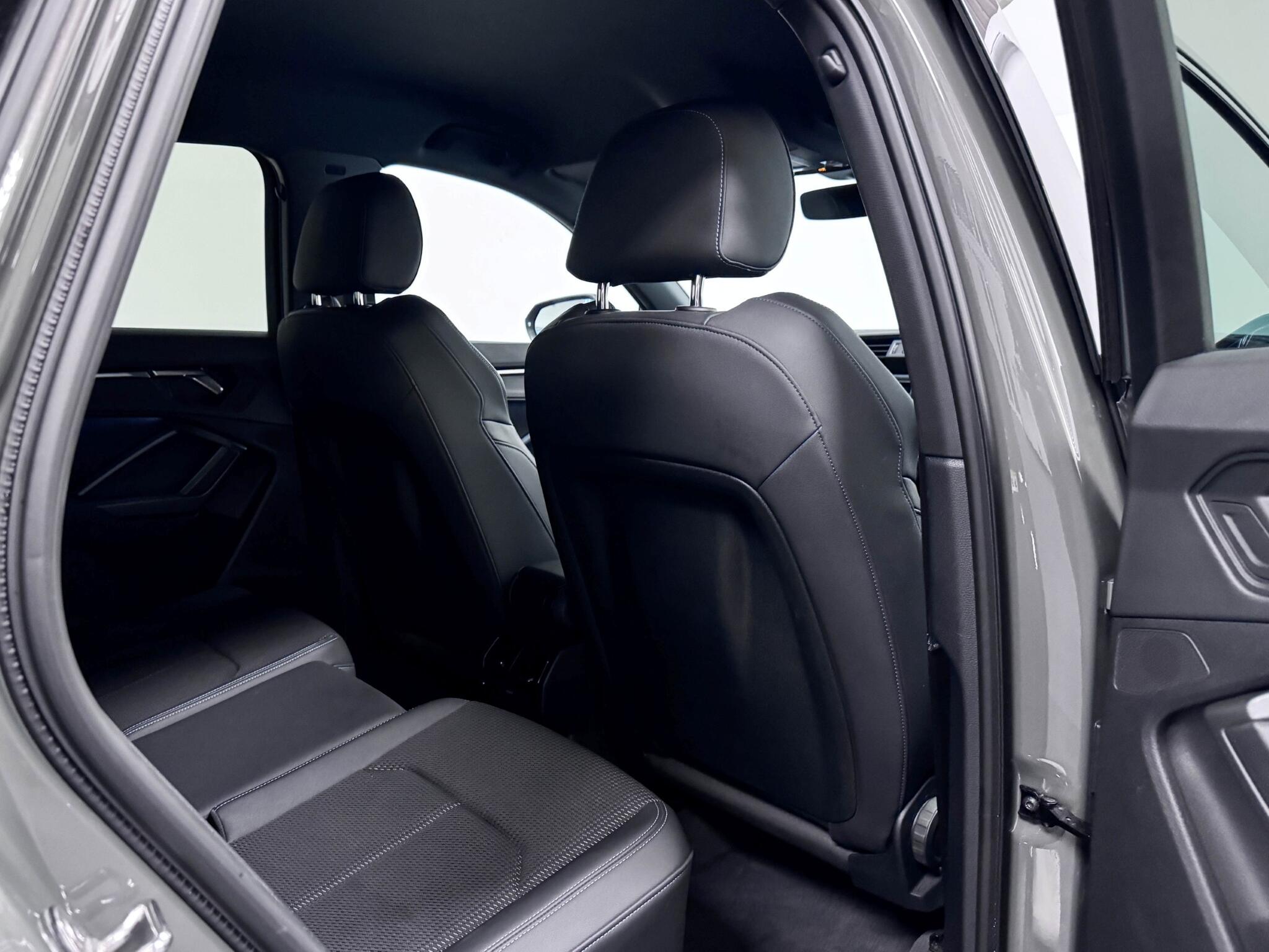 Audi Q3 view 24