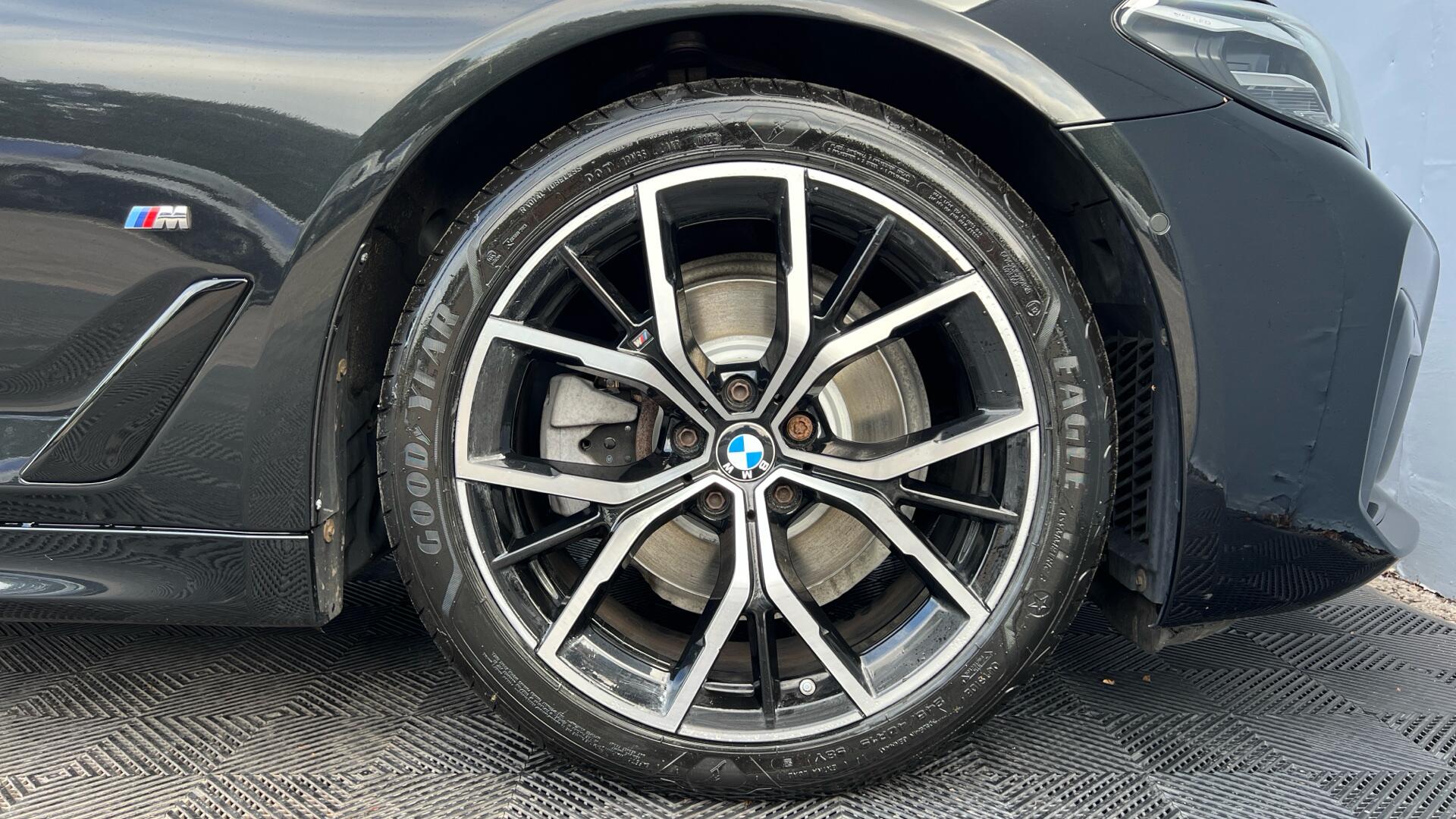 BMW 5 Series view 14
