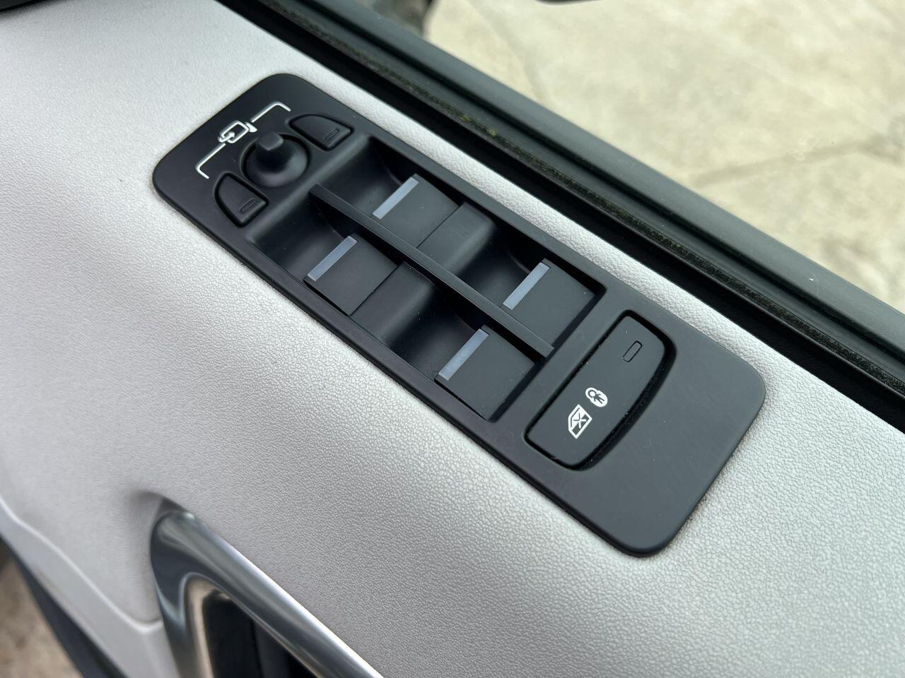 Land Rover Discovery Sport view 63