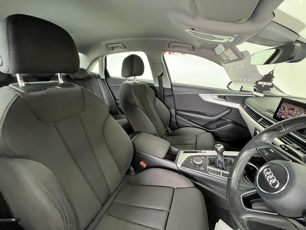 Audi A4 view 14
