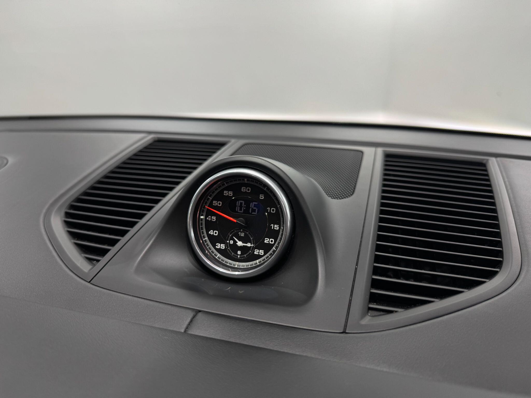 Porsche Macan view 32