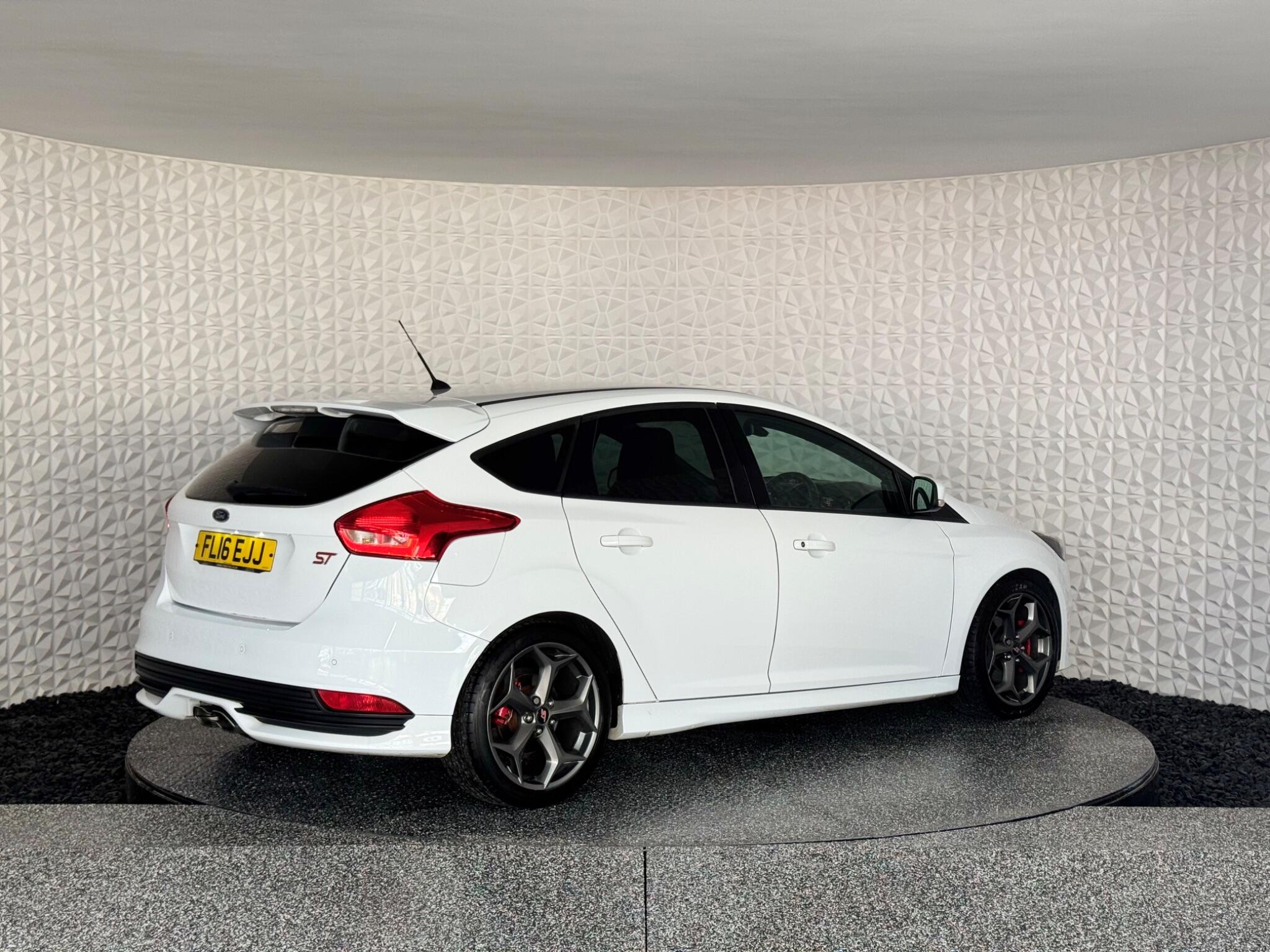 Ford Focus view 12