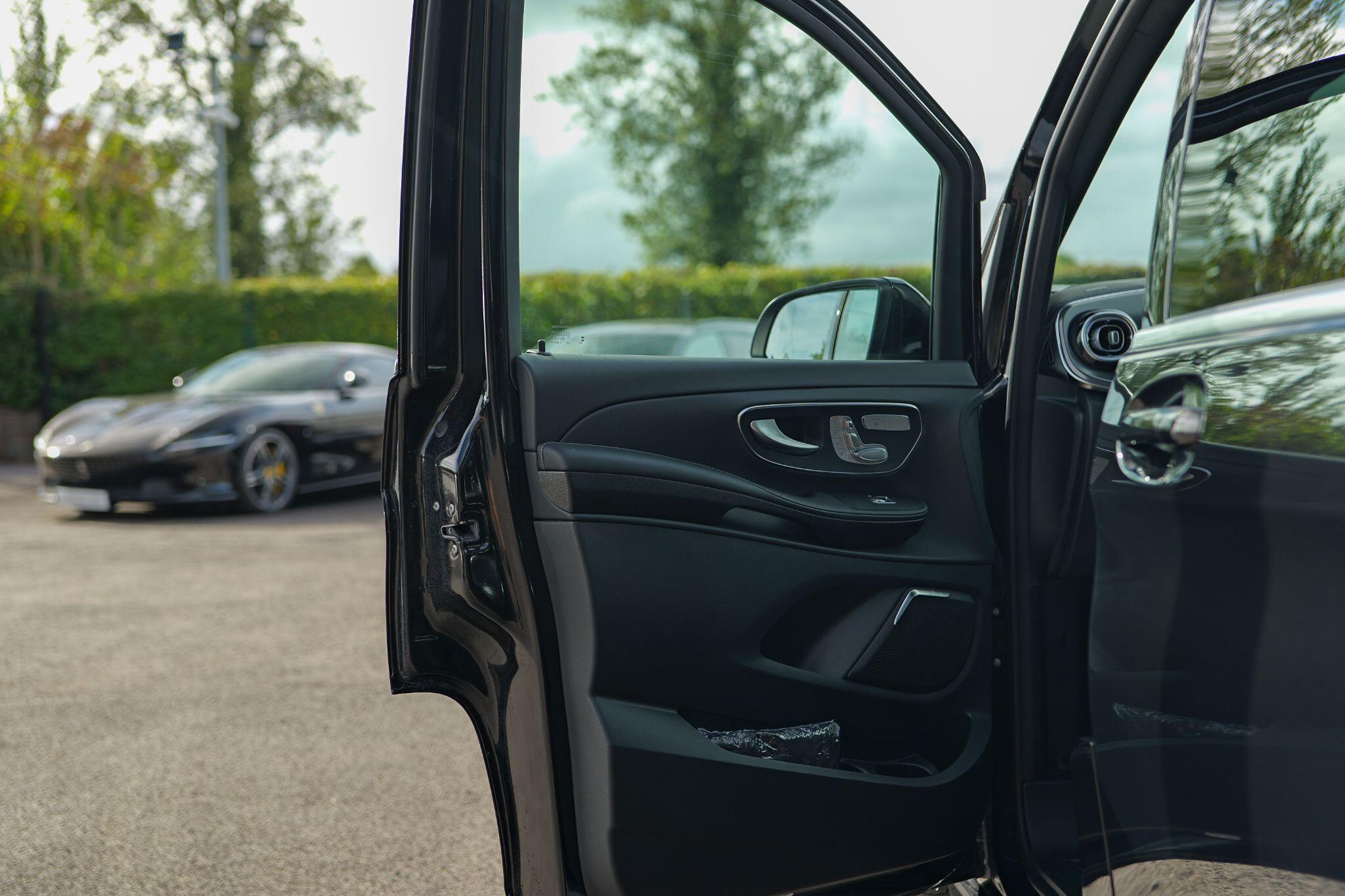 Mercedes-Benz V Class view 35