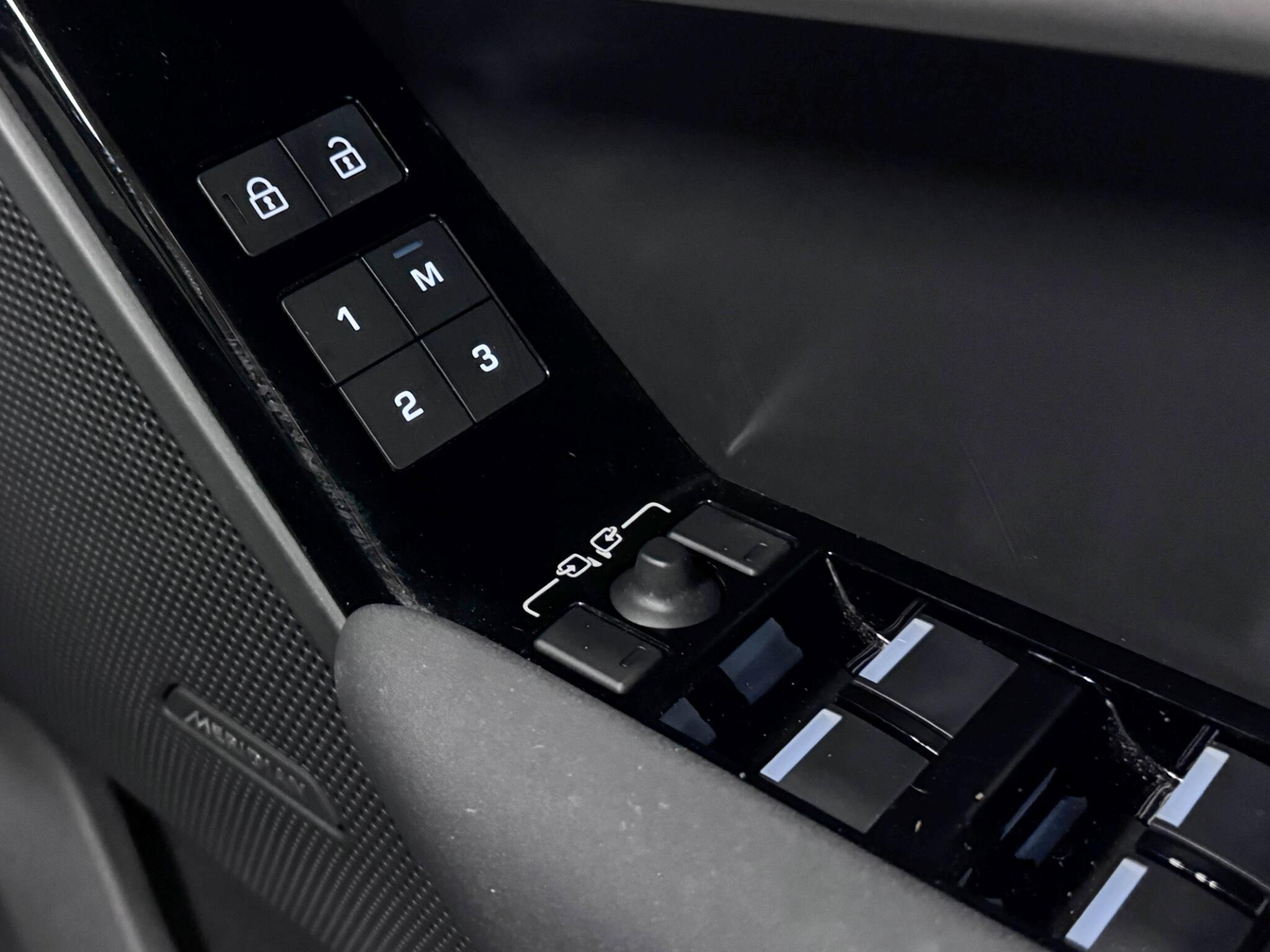 Land Rover Range Rover Velar view 19
