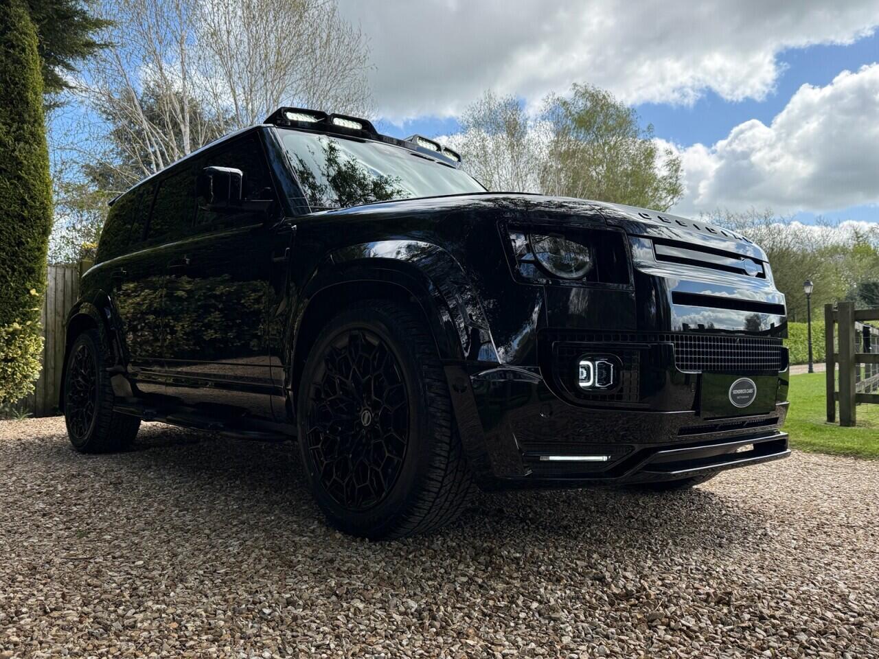 Land Rover Defender 110 view 19