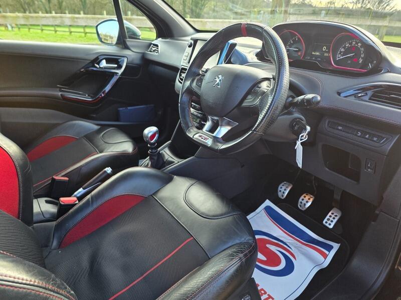 2016 Peugeot 208 image 16
