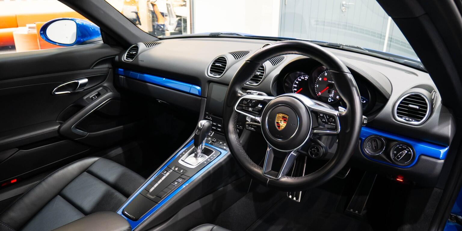 Porsche Cayman view 13