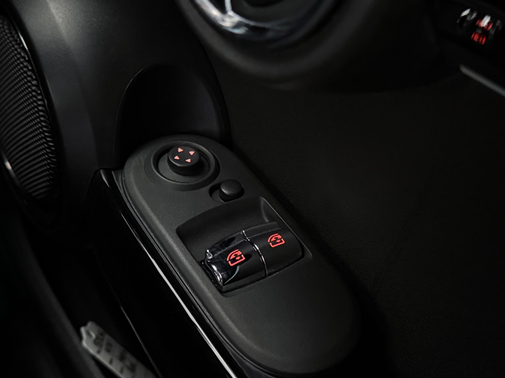 Mini Hatch view 38