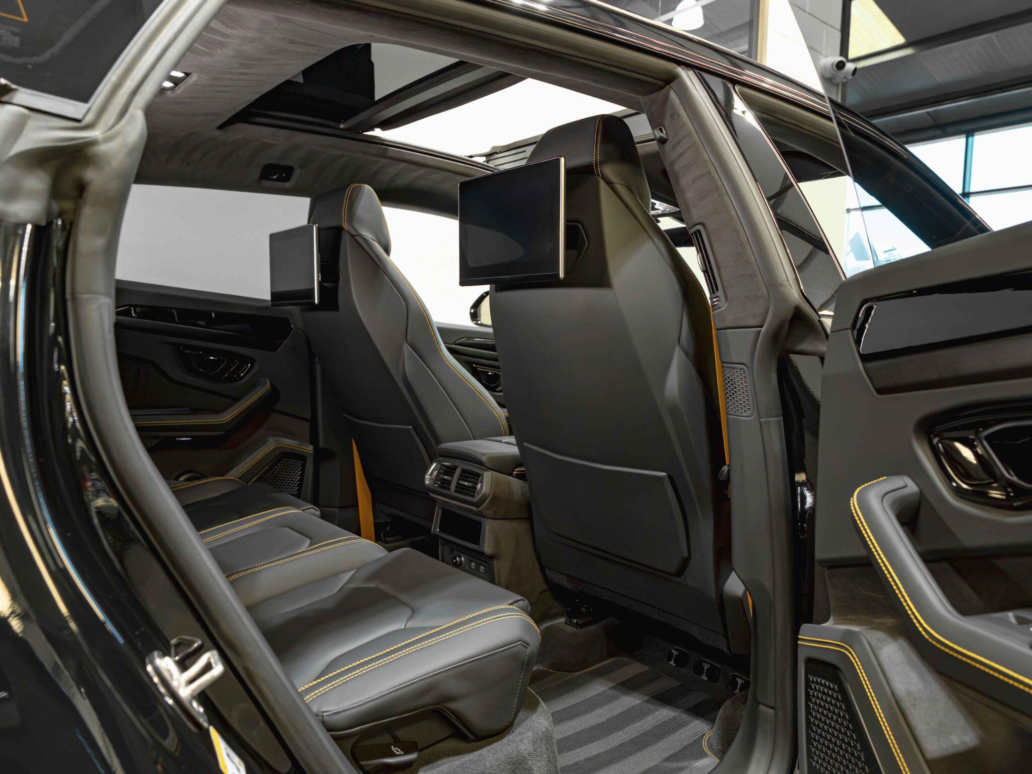 Lamborghini Urus view 4