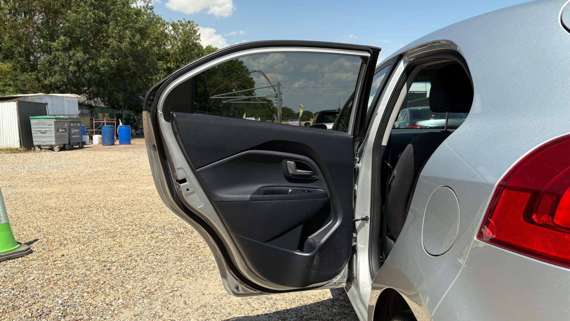 Kia Rio view 33