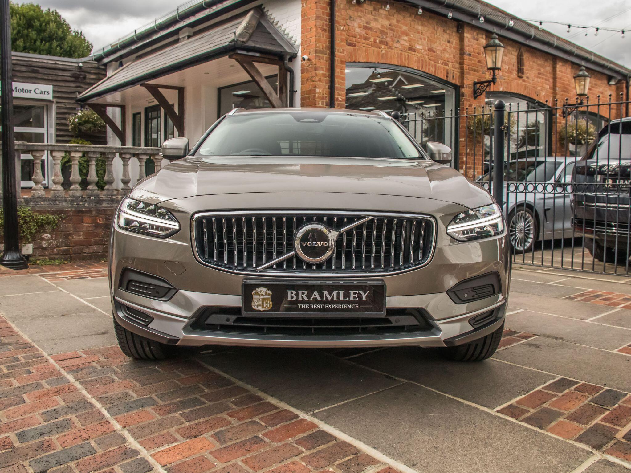 Volvo V90 Cross Country view 5